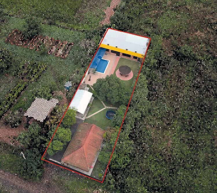 Importante quinta, con piscina y moderno saln de eventos erigido en Benjamn Aceval. El intendente compr en 2015, segn declaracin jurada de su esposa; el mismo tena ingreso mensual de G. 2 millones