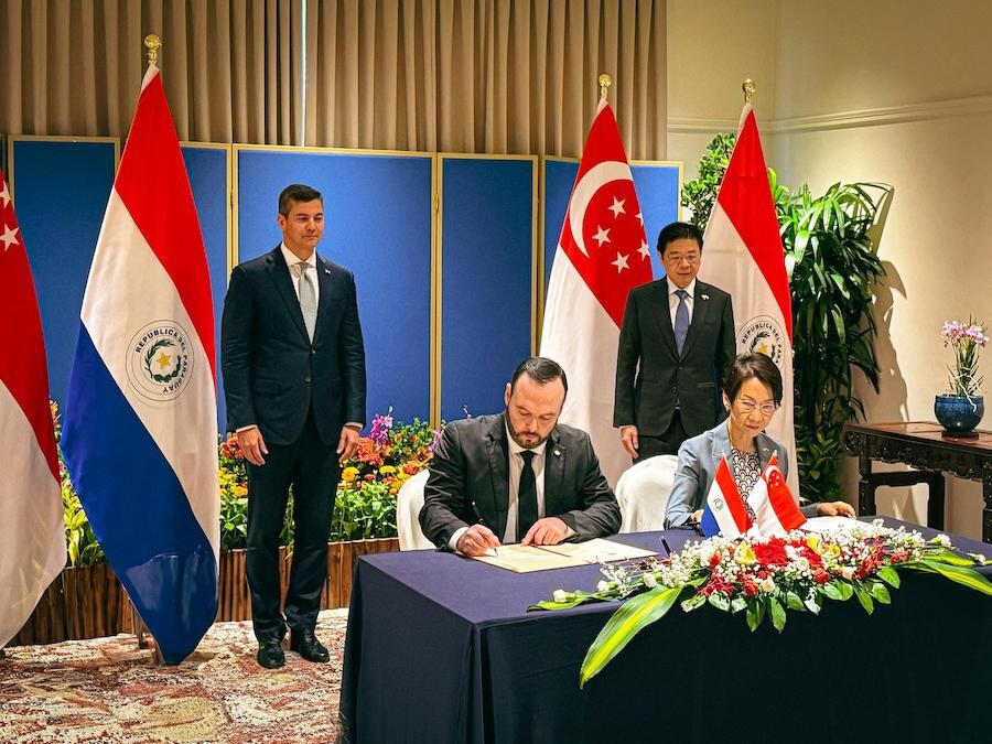 La firma del acuerdo estuvo a cargo del ministro de Sostenibilidad y Medio Ambiente de Singapur, Grace Fu, y del ministro de Medio Ambiente y Desarrollo Sostenible de Paraguay, Rolando de Barros Barreto. Foto: Gentileza