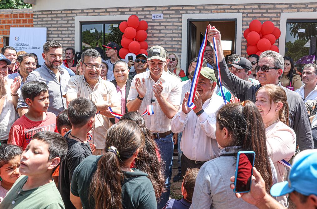 El presidente Santiago Peña y el vicepresidente Pedro Alliana realizaron la entrega de viviendas en el departamento de San Pedro. Foto: Gentileza