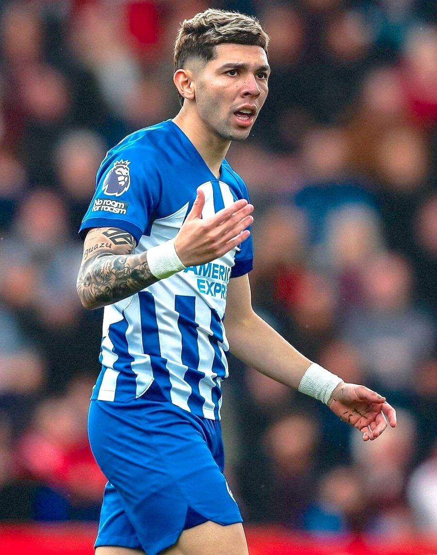 Julio Enciso jugador del Brighton. Foto: @OFFICIALBHAFC