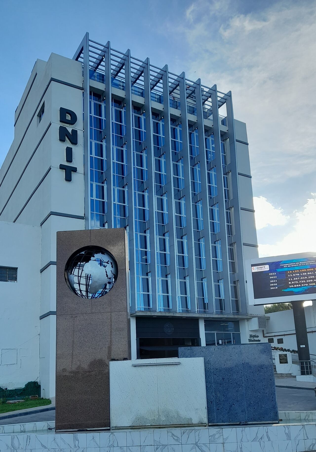 Diario HOY | Ingresos Tributarios atendió más de 143 mil consultas en 2023