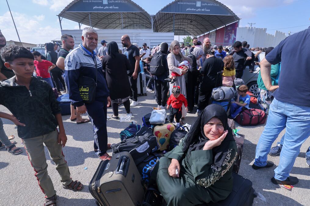Palestinos esperan cruzar a Egipto y otros que esperan ayuda, esperan en el cruce de Rafah, en el sur de la Franja de Gaza. Foto: AFP