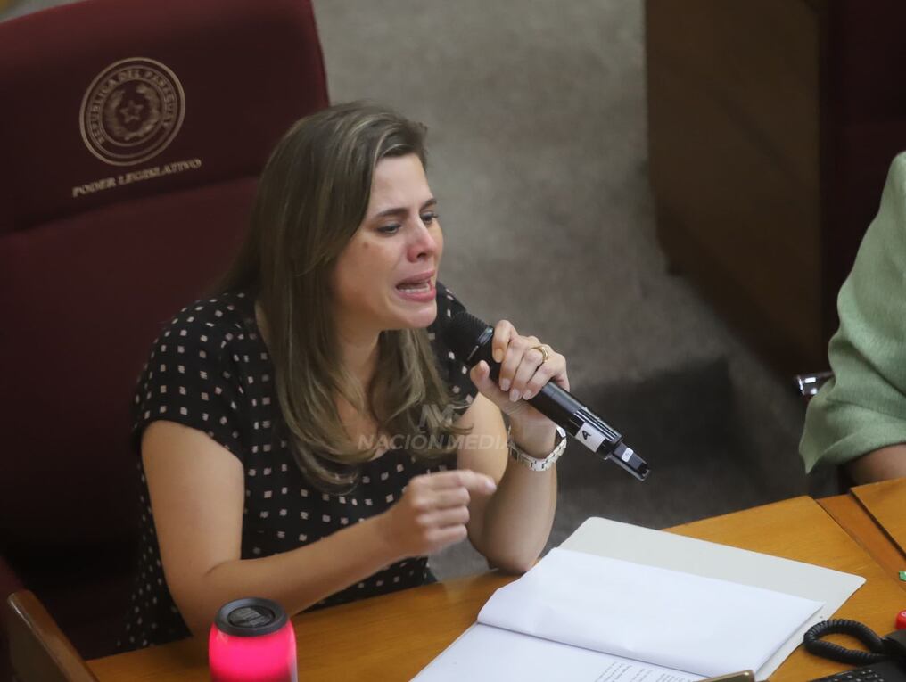 El senador Derlis Maidana se refirió al dictamen emitido por el Ministerio Público, en el cual recomienda a la Cámara de Senadores restituir a Kattya González, quien perdió su investidura el pasado 14 de febrero. Foto: Roberto Zarza