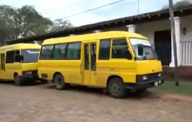 Una empresa de trasportes utiliza las calles adyacentes a la icónica iglesia de Areguá como una zona de estacionamiento de sus buses. Foto: GEN