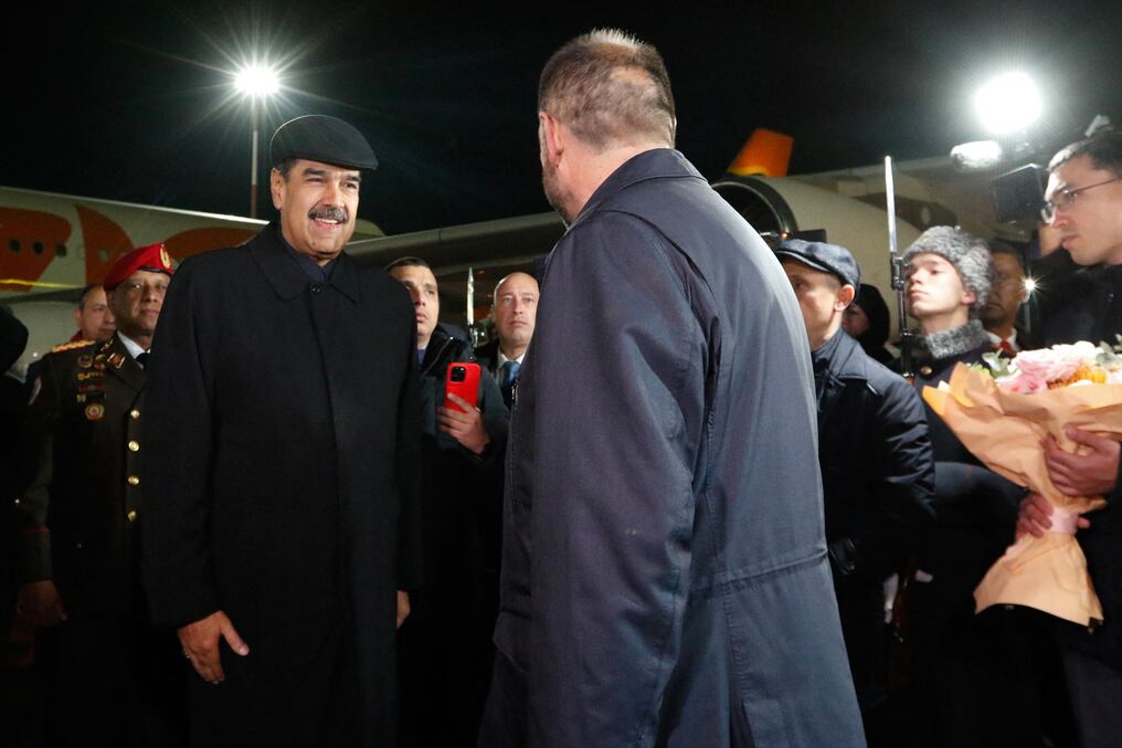“Aquí venimos a defender y a traer la verdad y la voz libre de un pueblo rebelde que ha pasado el desierto, nuestro pueblo, y que está hoy de pie, entero, completo y victorioso”, dijo el mandatario a su llegada al aeropuerto de Kazan. Foto: AFP