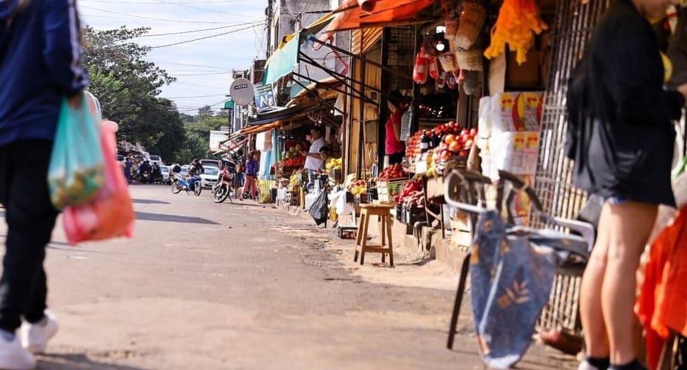 Las administración del Mercado de Abasto de Ciudad del Este inició notificaciones y despeje de las calles internas del lugar, así como la recuperación de veredas y espacios públicos ocupados. La medida seguirá por el mes de julio. Foto: Gentileza