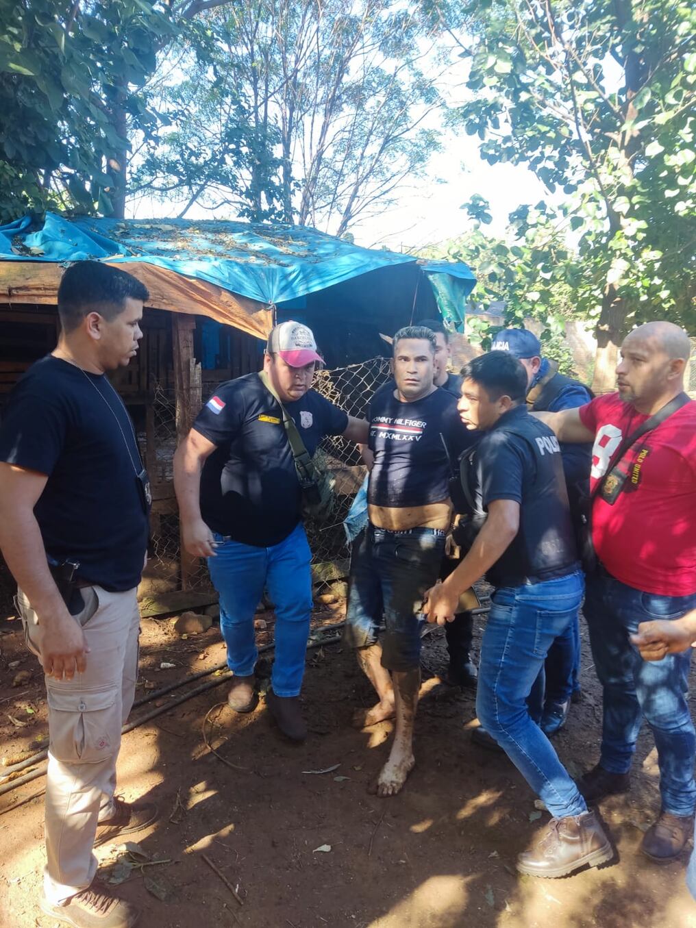 En el allanamiento realizado hoy en el barrio Che La Reina de Ciudad del Este fueron detenidos tres hombres que habrían atracado el cajero del Área 1, entre ellos el supuesto cabecilla, Édgar Ortiz González, alias Garrón. FOTO: Gentileza