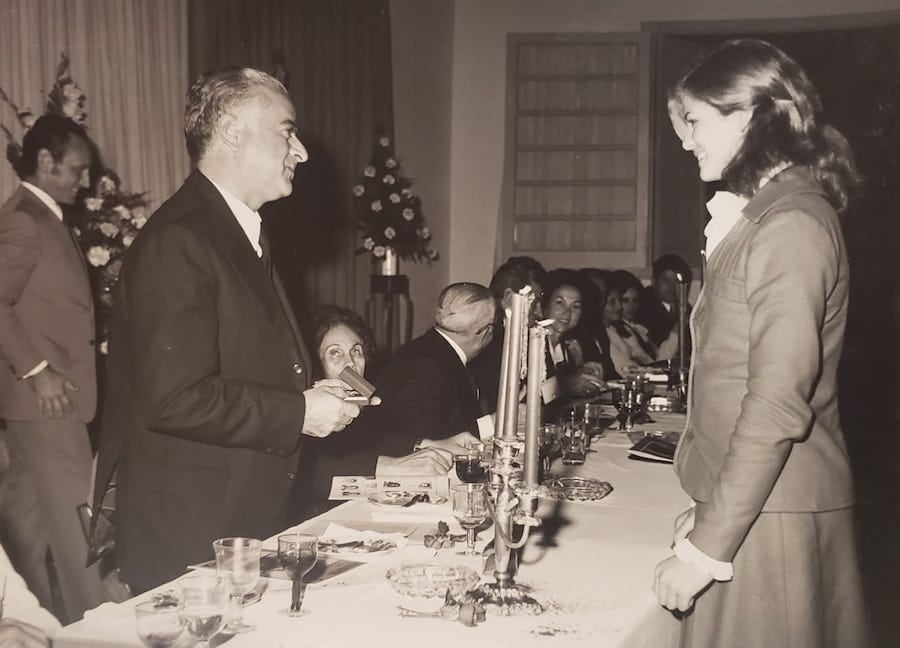 Entrega Premios Mario Luis de Finis. M. Raquel Prono, deportista del año. Asunción c. 1974