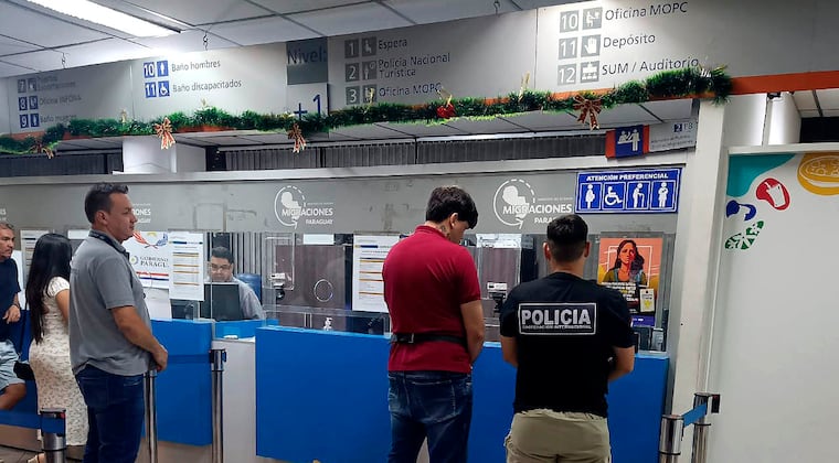Paraguay impide entrada a más de 400 extranjeros: muchos venezolanos y argentinos Paraguay impide entrada a más de 400 extranjeros: muchos venezolanos y argentinos