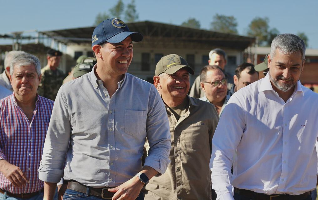 El presidente entrante y el saliente arribaron este jueves a la sede militar en Arroyito. Foto: Gentileza