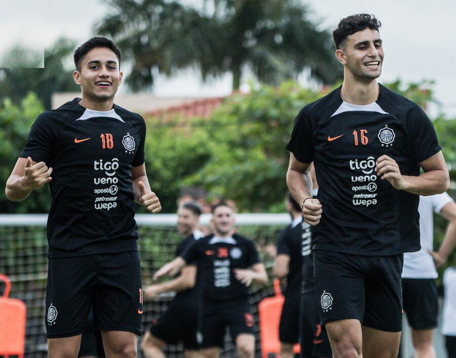 Sebastián Quintana y Kevin Parzajuk aparecen durante la práctica de ayer del plantel franjeado.FOTO: CLUB OLIMPIA