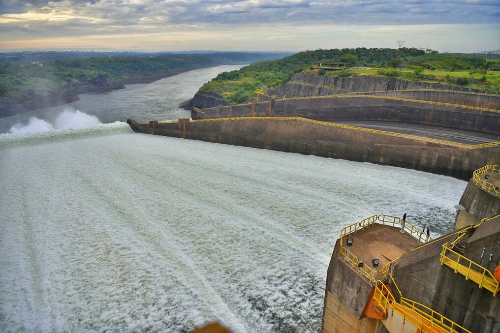 El desembolso fue en concepto de royalties, cesión de energía y pagos a la Administración Nacional de Electricidad (Ande). Foto: Gentileza