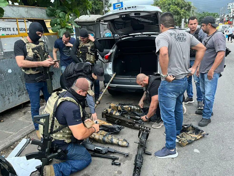 La policía de Rio encontró el arsenal en un auto robado en la favela Gardenia Azul. Foto: @diretodomiolo