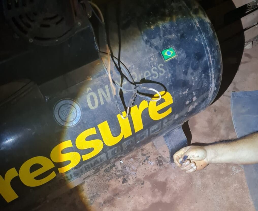 Una descarga eléctrica al manipular una máquina en el lavadero de autos, habría sido la causa del fallecimiento de un hombre. Ocurrió ayer al final de la tarde y poco después fue encontrado por su hijo, ya tendido en el piso. Foto: Gentileza