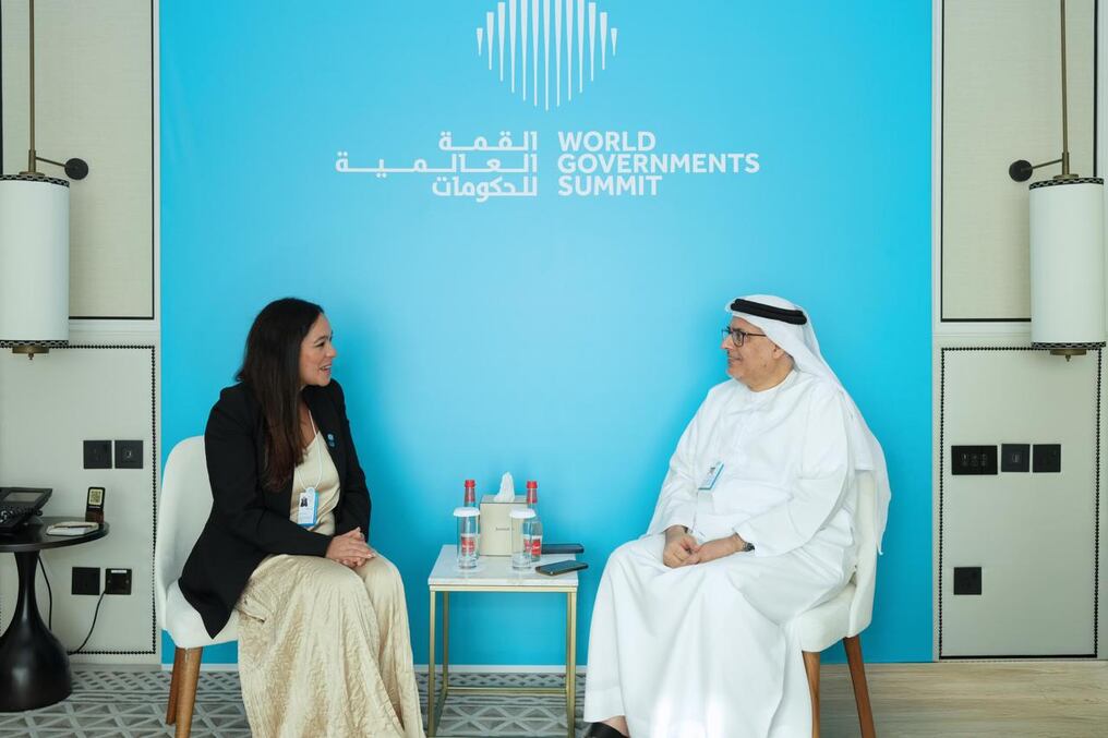 La viceministra Andrea Picaso con el ministro de Recursos Humanos, Abdulrahman Abdulmannan Al Awar. Foto: Gentileza