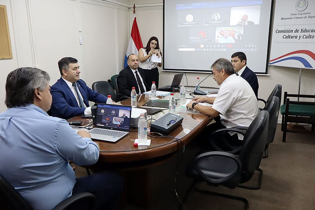 Comisión de Educación analizó propuesta para eregir un Panteón de Ilustres, ante la necesidad de un espacio adecuado para depositar los restos mortales de hombres y mujeres que han tenido un rol preponderante en la sociedad. Foto: Gentileza