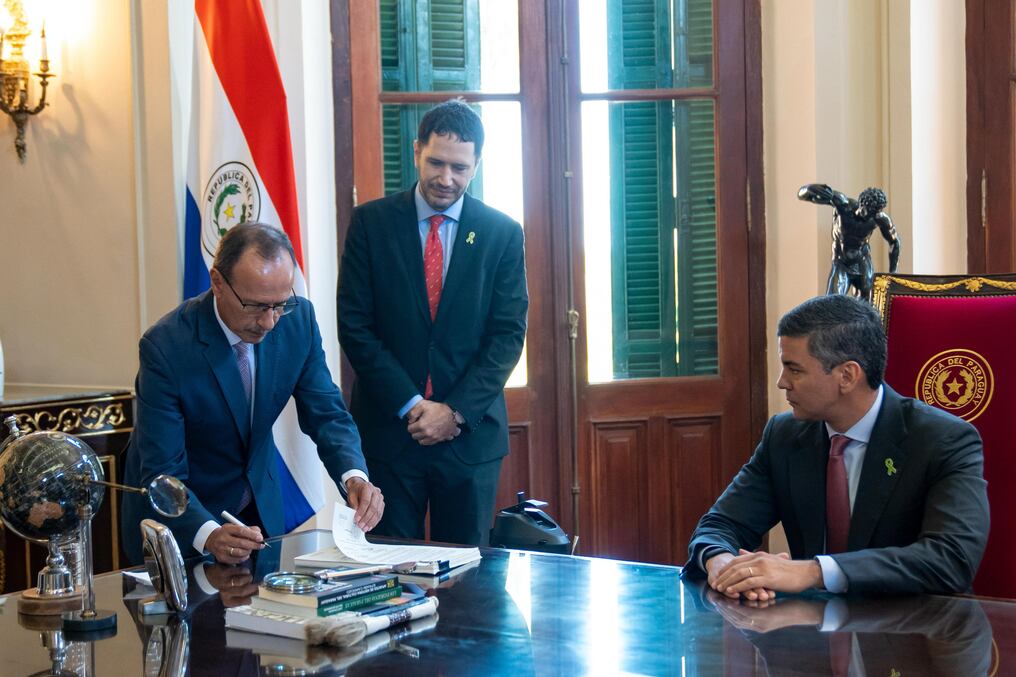 El presidente de la República Santiago Peña firmó este jueves la promulgación de cambios más estrictos en el control del uso y tenencia de armas. Foto: Gentileza