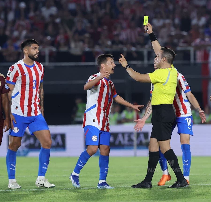 Andrés Cubas tuvo un trabajo extraordinario en el medio de la Albirroja. En la foto reclama al árbitro del partido.FOTO: JORGE JARA