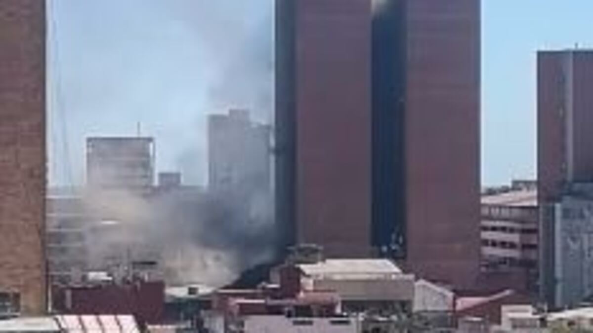 Incendio en el edificio Ahorros Paraguayos de Asunción: sofocado el fuego, continúa el rescate de atrapados — image 2