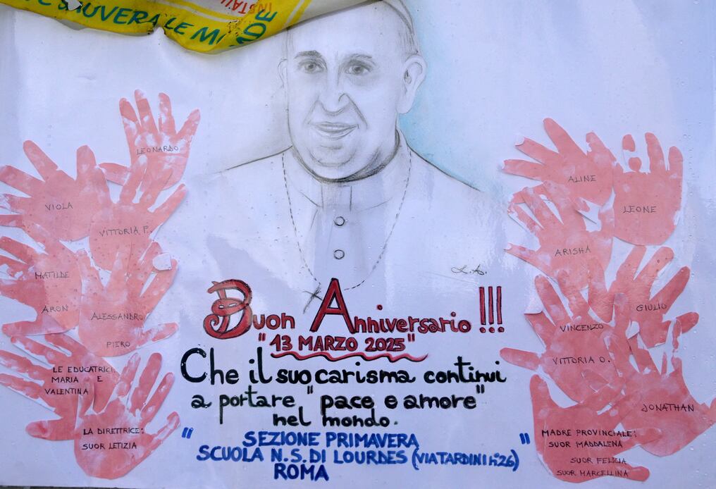 Una imagen muestra un retrato del Papa Francisco dibujado por escolares frente al hospital Gemelli. Foto: Tiziana Fabi/AFP