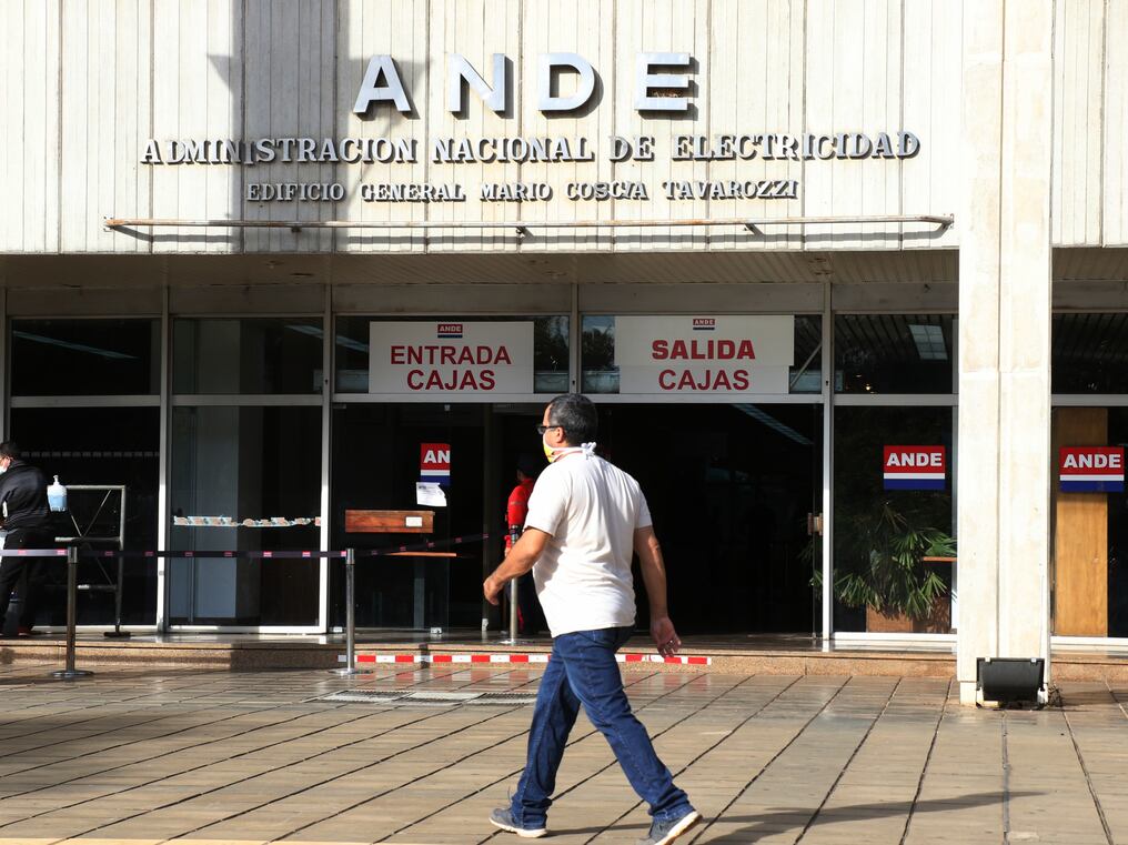 La Asociación de Rematadores del Paraguay exige a la Ande transparencia en el llamado a rematadores para realizar la subasta en la citada institución. Foto: Nadia Monges
