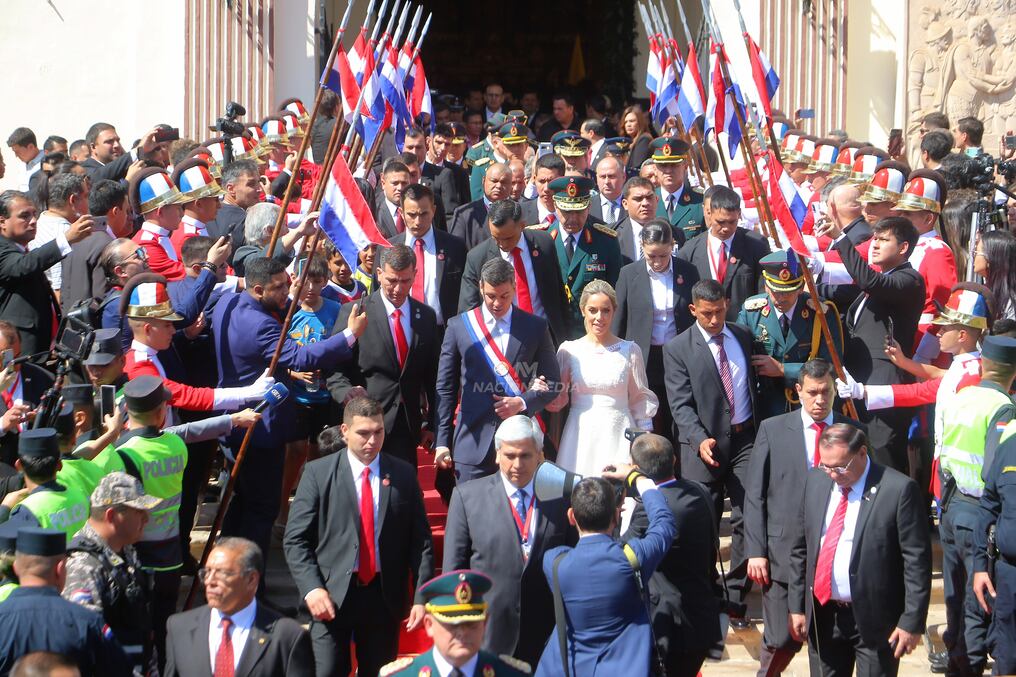 Una multitud se acercó hasta la Catedral Metropolitana para dar el saludo al presidente Santiago Peña y la Primera Dama, Leticia Ocampos. Eduardo Velázquez