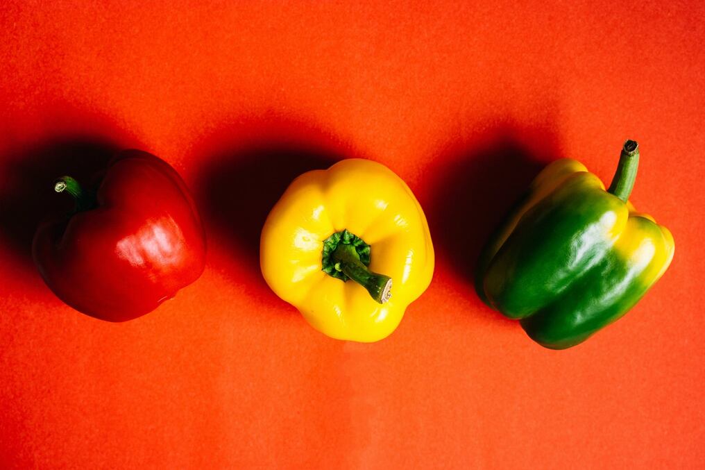 No importa el color, los morrones se pueden incorporar a la dieta en ensaladas y de muchas otras maneras. Foto: Archivo