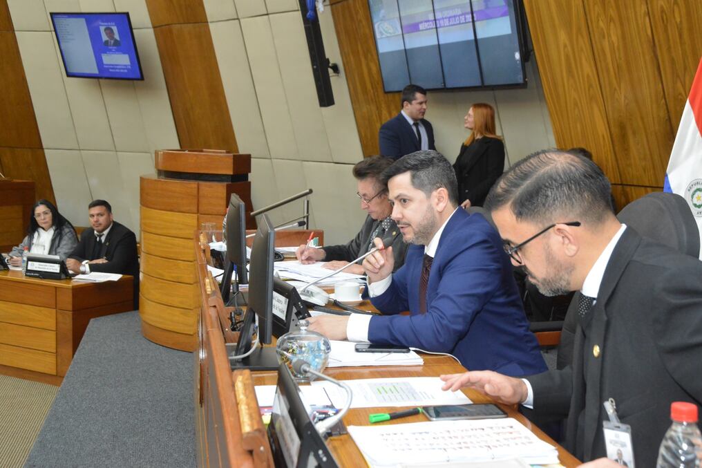Durante la presidencia de Raúl Latorre al frente de la Cámara de Diputados se logró un ahorro del presupuesto de casi G. 2000 millones al no renovar contratos de funcionarios en cargos de confianza. Foto: Gentileza