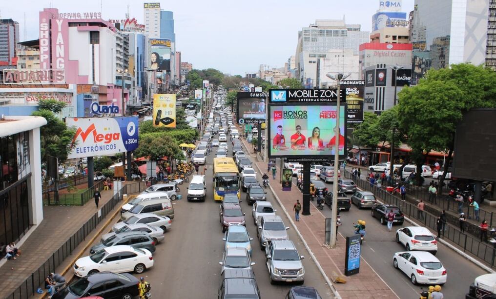 Ruta PY02, del microcentro comercial de Ciudad del Este. Hay sectores que fueron reparados y otros no, para recibir a miles de visitantes que se prevé desde mañana en el tradicional Black Friday. Foto: Gustavo Galeano