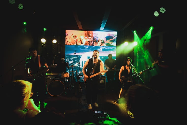 Ciudad Mansa presentó “Mirar sobre los techos” en Voudevil Venue. Foto: Gentileza