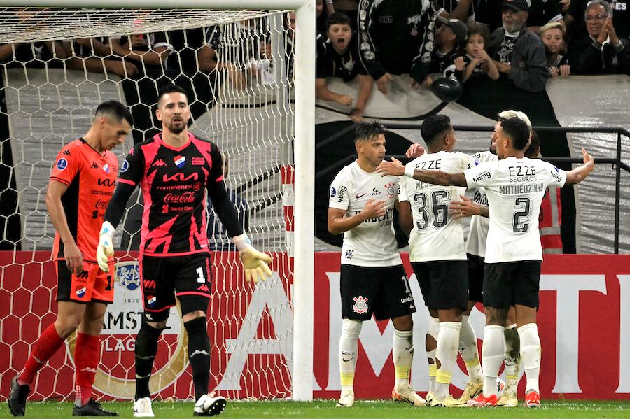 Ángel Romero (izquierda), la figura del partido con dos goles y una asistencia, festeja la victoria de Corinthians.FOTO: AFP