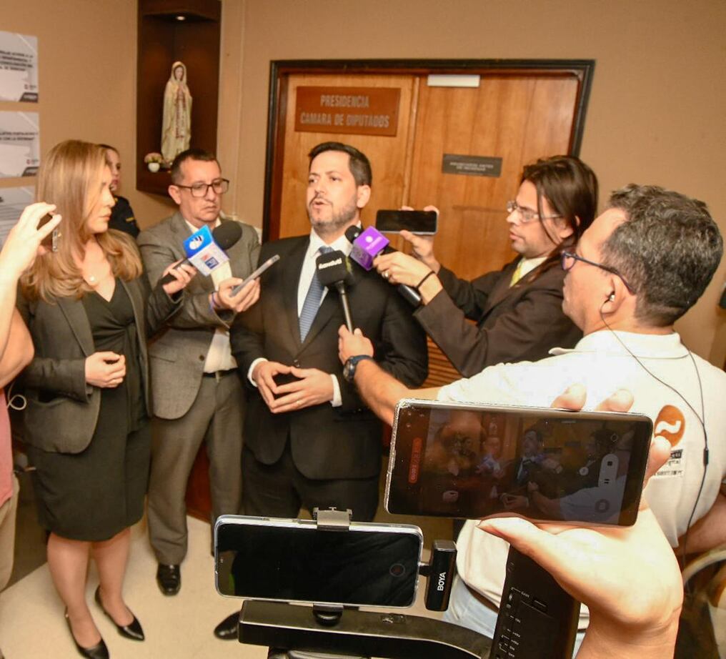 En el encuentro con el titular de la Cámara Baja, Raúl Latorre participaron los fiscales Belinda Bobadilla, quien ocupa el cargo de vicepresidenta primera de la asociación y sus colegas Julio Ortiz y Giovanni Grisetti. Foto: Gentileza