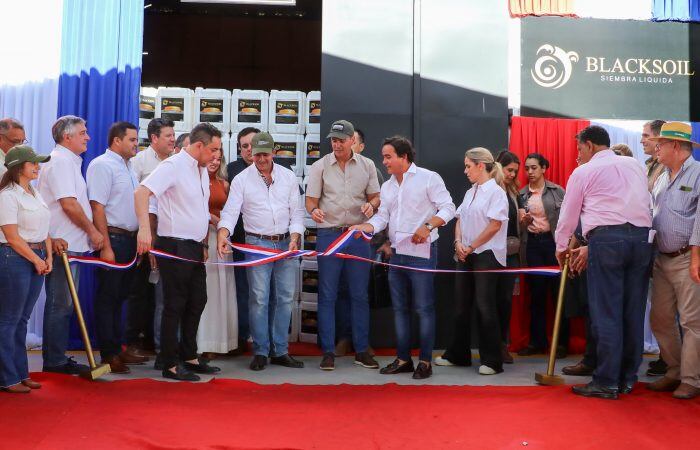 Autoridades del Gobierno participaron de la apertura de la empresa BlackSoil Paraguay en Guairá. Foto: Gentileza