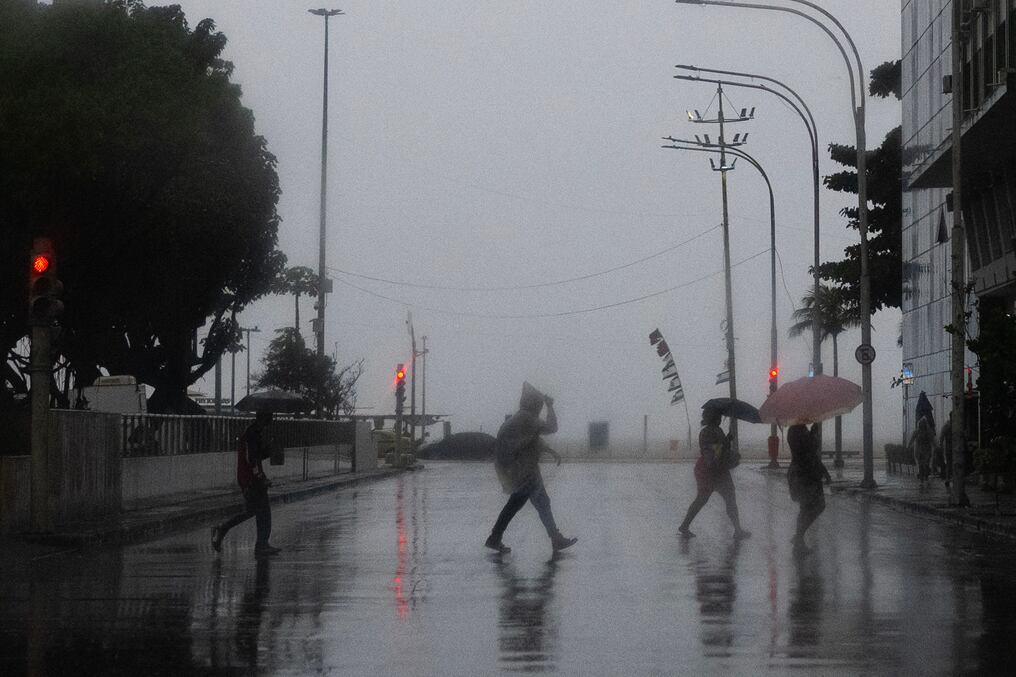 Fuertes vientos y mucha lluvia provocaron deslizamientos y raulales. El gobierno estatal de Rio confirmó cuatro fallecidos tras el derrumbe de una casa y un pequeño edificio en Petrópolis. Foto: AFP