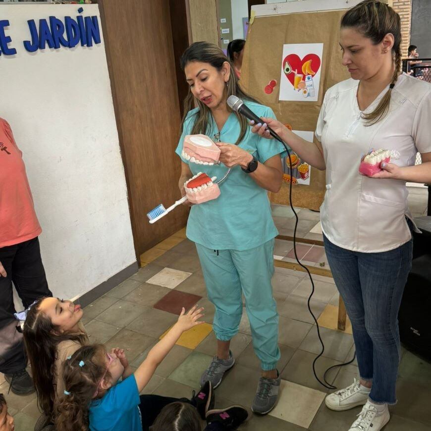Campaña de salud bucal y alimentación balanceada llega a 300 alumnos 