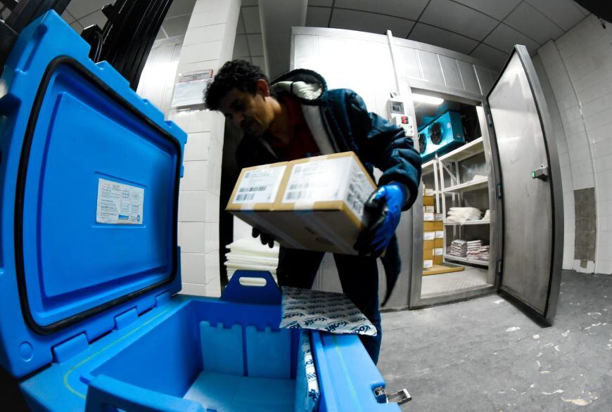Llegó un nuevo lote de vacunas anticoronavirus y ya empezó la distribución a los vacunatorios del país. Foto: Archivo