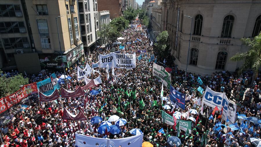 El paro ocurre después de la huelga general de 12 horas del 24 de enero y tras manifestaciones casi diarias en contra del ajuste del gobierno. Foto: AFP