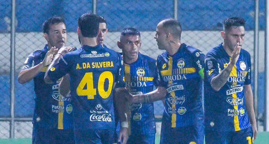 Todos festejan con Camacho su gol. Trinidense volvió a ganar y se ubica en el lote de arriba. Foto: APF