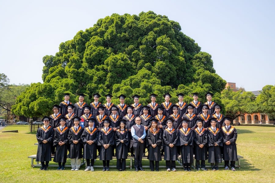 Rubn Daro Alvarenga, junto a otros compaeros, se gradu de ingeniero aeroespacial en Taiwn, por la Universidad Nacional Cheng Kung.FOTO: GENTILEZA