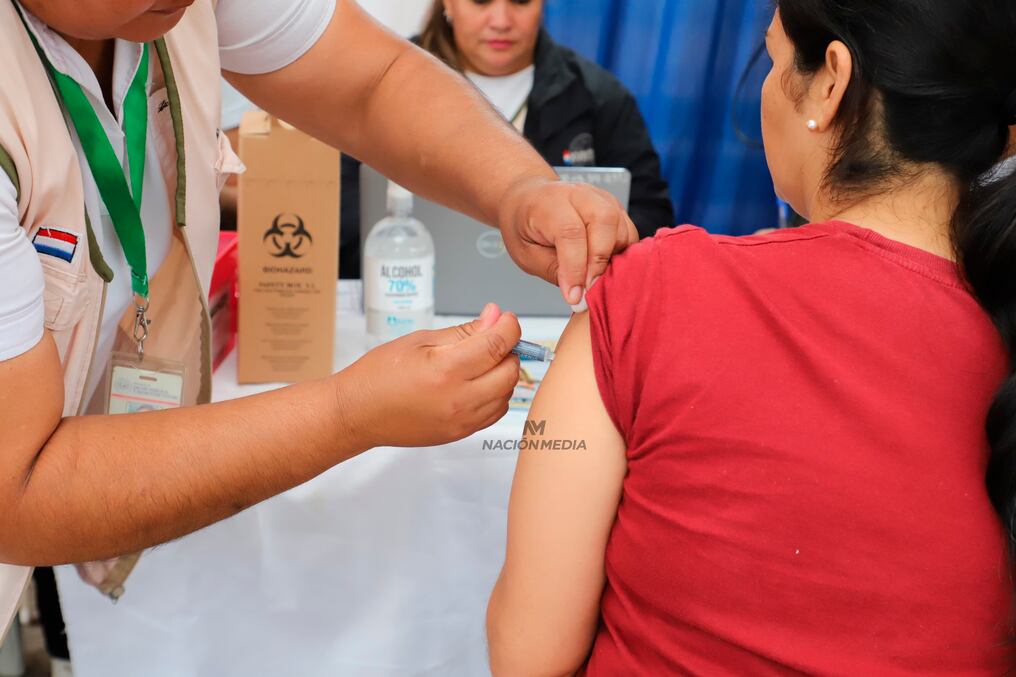 El objetivo es llegar a las 1.500.000 personas de inmunización contra la influenza. Foto: Néstor Soto