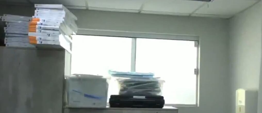Por esta ventana ingresaron los delincuentes que se llevaron todos los equipamientos del área de Endoscopía, perjudicando gravemente a los pacientes del sector público y privado. Foto: captura de pantalla