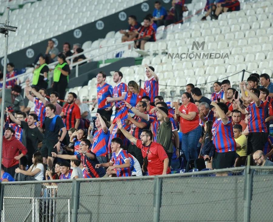 Hinchas de Cerro Porteño cantan consignas contra dirigentes del club y los jugadores en el partido del jueves ante Libertad. Foto: Matías Amarilla