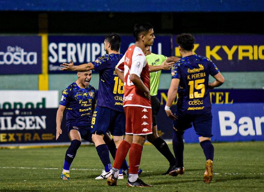 La alegría de los auriazules por la nueva victoria que da esperanza al salir del mal momento.FOTO:@SPORTIVO LUQUEÑO