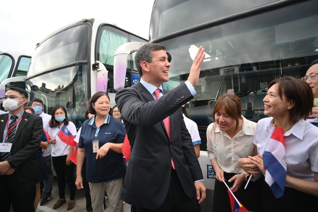 El presidente electo, Santiago Peña, durante su visita a la compañía fabricante de buses eléctricos Master. Foto: AFP