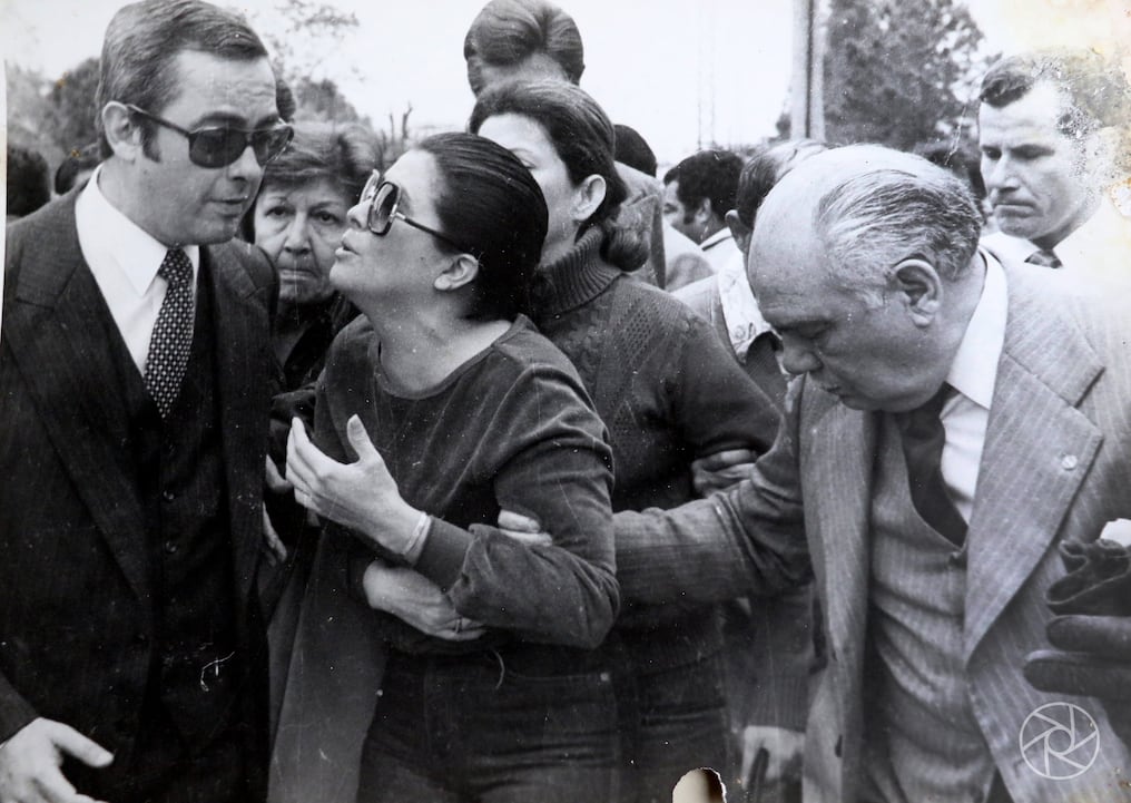 Dinorah Sampson, la pareja sentimental del exdicador nicaraguence, contenida por el ex ministro del Interior Sabino Motanaro. Foto: Archivo