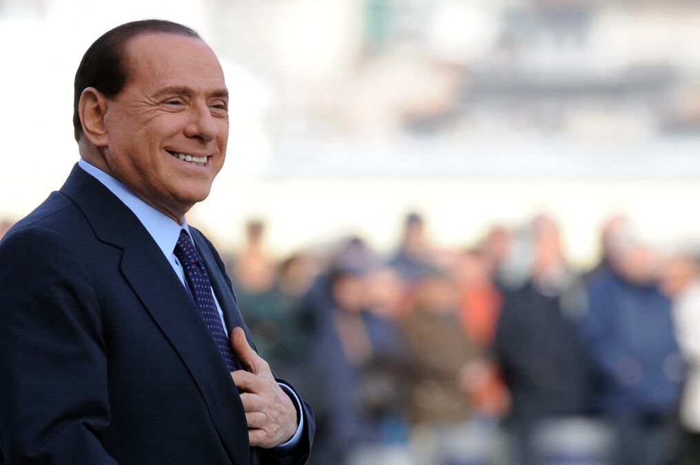 Silvio Berlusconi, tres veces primer ministro de Italia y magnate de los medios salpicado por una lluvia de escándalos, falleció este lunes a los 86 años a causa de una leucemia. Foto: AFP
