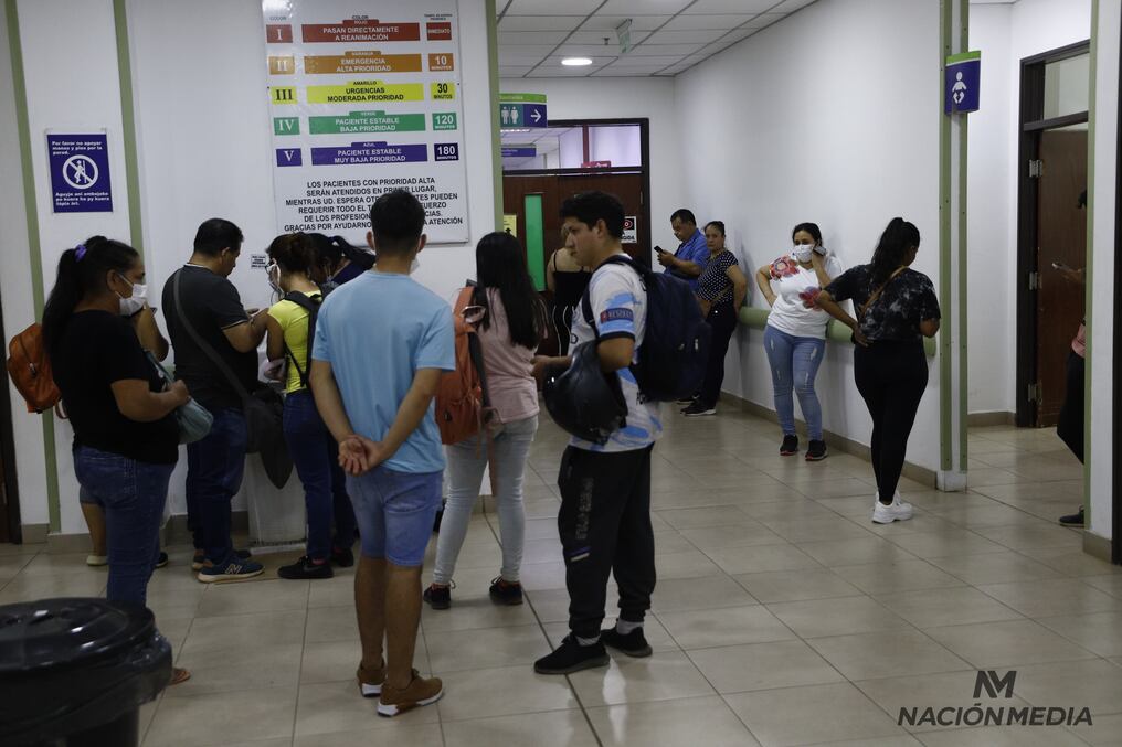 Los familiares ingresan a cuidados intensivos a ver diariamente a sus seres queridos con autorización de los médicos. Foto: Emilio Bazán