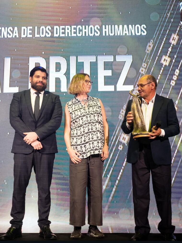 Vidal Brítez recibió el galardón por la Defensa de los Derechos Humanos. Foto: Gentileza / Amnistía Internacional
