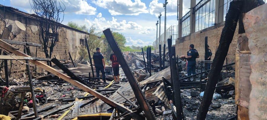 Un panorama desolador se observa en el sitio del siniestro y los pobladores quedaron solo con la ropa puesta, perdieron hasta dinero en efectivo que quedó totalmente incinerado. Foto: Gentileza