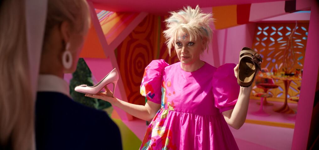 Escena de Kate McKinnon en “Barbie”, que acumula USD 780 millones en su segundo fin de semana de taquilla mundial. Foto: Gentileza